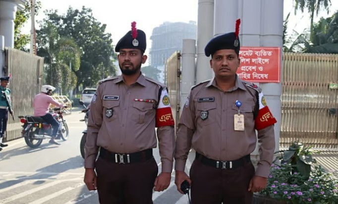 আজ নতুন পোশাকে নেমেছে পুলিশ